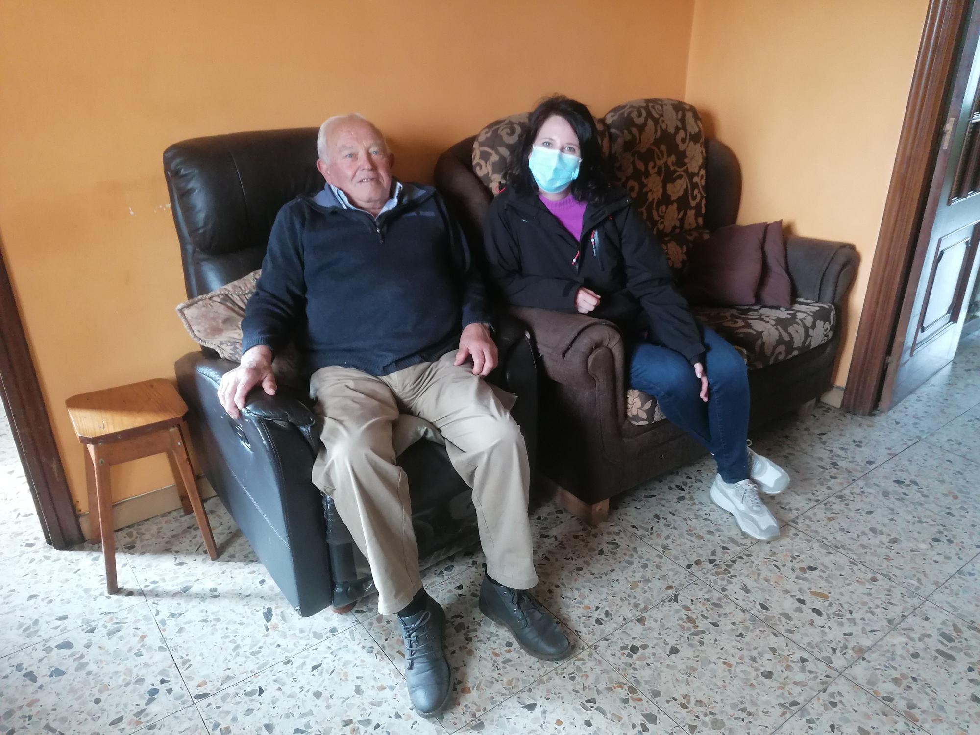 La terapeuta Elisa Santamaría con uno de los usuarios del programa, Raimundo Allerbe