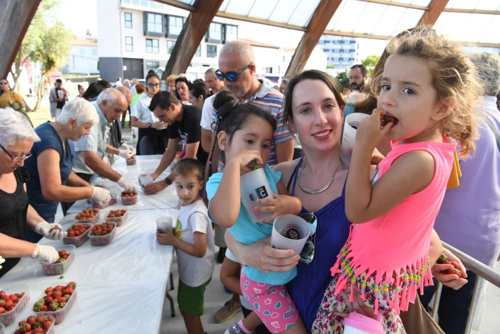 La fiestas del barrio repartieron 100 kilogramos de fruta entre las decenas de personas que disfrutaron de la tarde soleada en el parque.