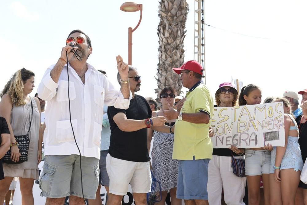 Protestas por el estado del Mar Menor en Los Nieto