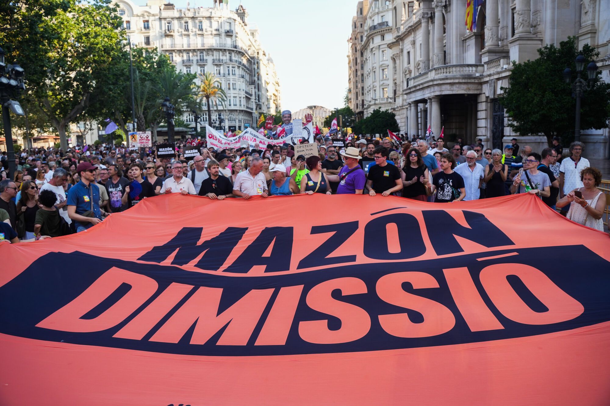 Decenas de personas durante una manifestación para reclamar la dimisión del presidente de la Generalitat, Carlos Mazón, a 29 de junio de 2025, en Valencia, Comunidad Valenciana (España). Esta es la octava manifestación que se realiza para pedir la dimisión del presidente de la Generalitat por su gestión de la dana, que arrasó la provincia de Valencia el pasado 29 de octubre, dejando más de 200 víctimas mortales y miles de afectados. Está convocada por más de 200 entidades cívicas, sociales y sindicales, las asociaciones de víctimas, los Comités Locales de Emergencia y Reconstrucción (CLER) y el Acuerdo Social Valenciano. 29 JUNIO 2025 Jorge Gil / Europa Press 29/06/2025. Jorge Gil;