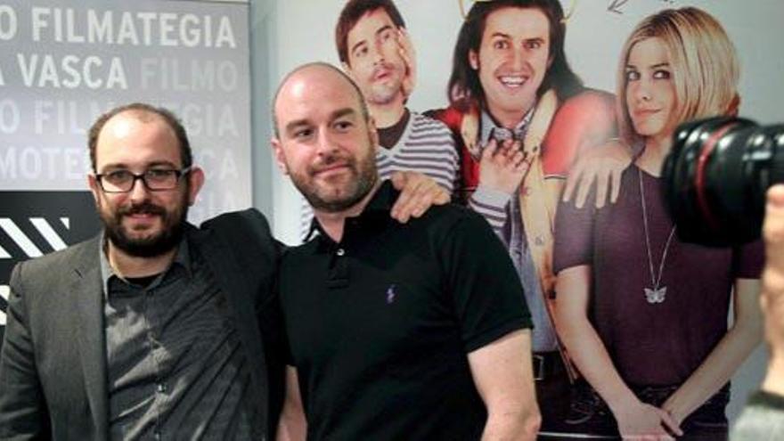 El director de la Filmoteca Vasca, Joxean Fernández junto al director Borja Kobeaga durante la presentación en San Sebastián.