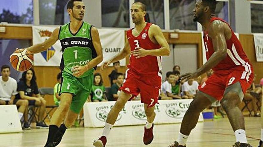 Bataller (Quart) controla la pilota davant la pressió de Sàbat i Hester (Bàsquet Girona).