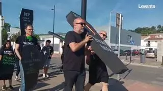 Docentes de luto en Gandia por la educación pública: "No luchamos sólo por un aumento de sueldo"