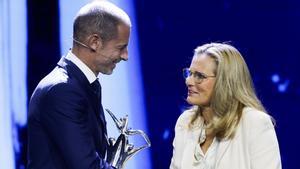 Sarina Wiegman, mejor entrenadora de fútbol femenino para la UEFA