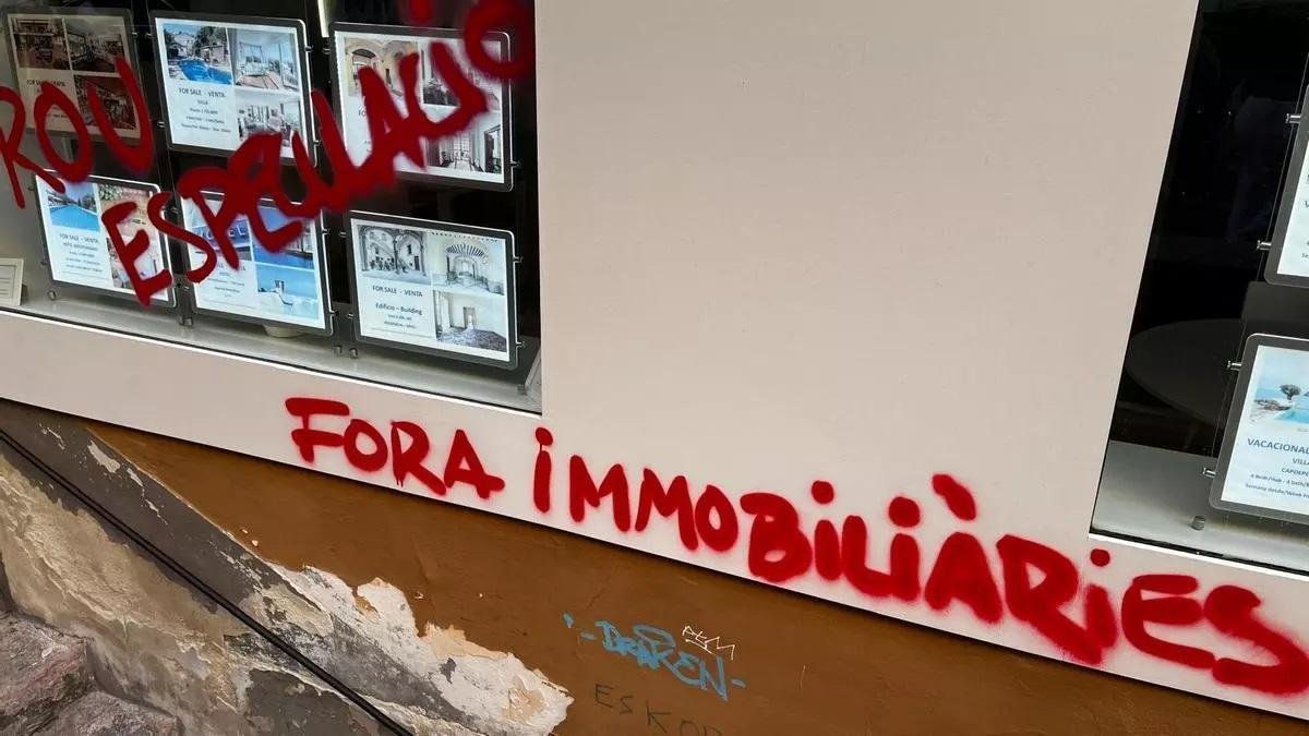Varias pintadas contra inmobiliarias