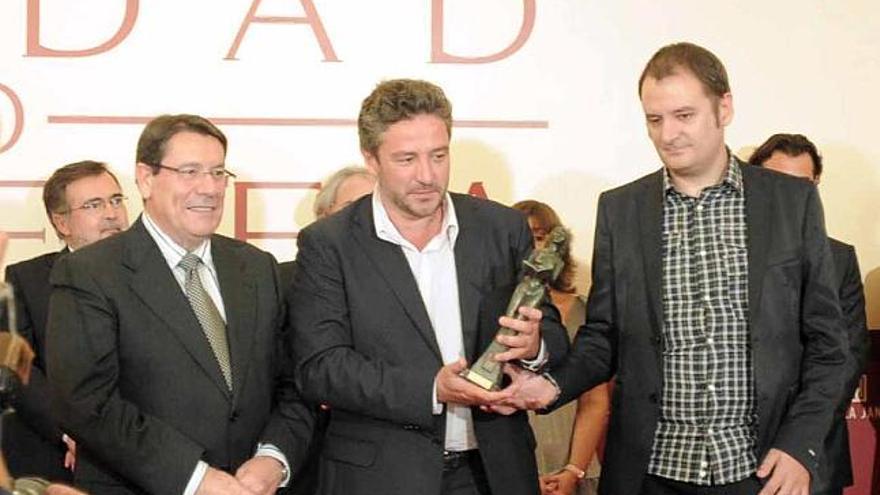 En la imagen los ganadores de la pasada edición del premio de novela de Torrevieja .