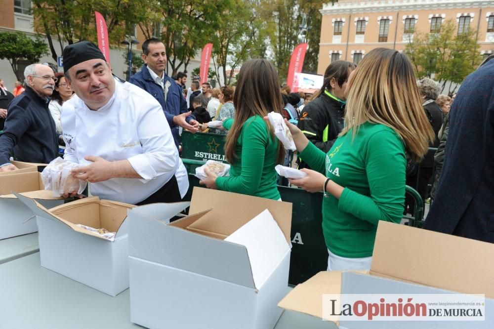 Reparto de pasteles de carne en el Cuartel de Arti