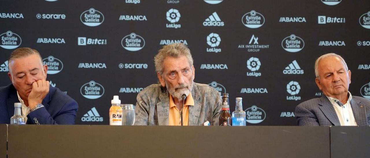 Mouriño, durante la rueda de prensa, entre Ricardo Barros y Pedro Posada.