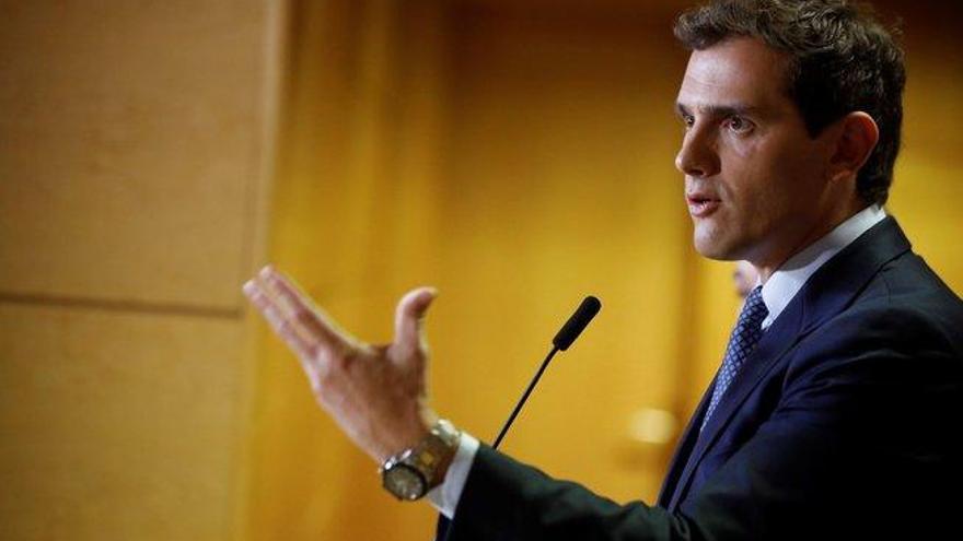 Rivera defiende un pacto PSOE-PP-Cs para un Sánchez presidente atado &quot;en corto&quot;