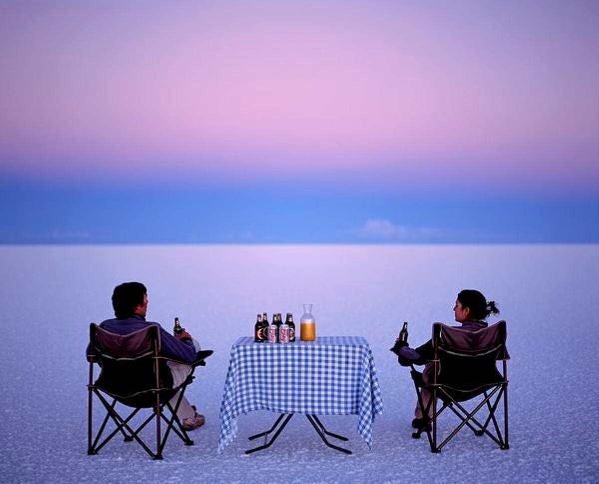 Turistas disfrutan de las majestuosas vistas del salar.