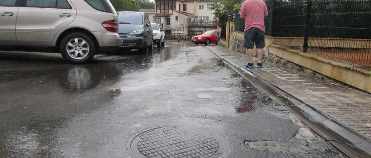 La arqueta de la que salen las aguas fecales que van a parar al río Ereba.