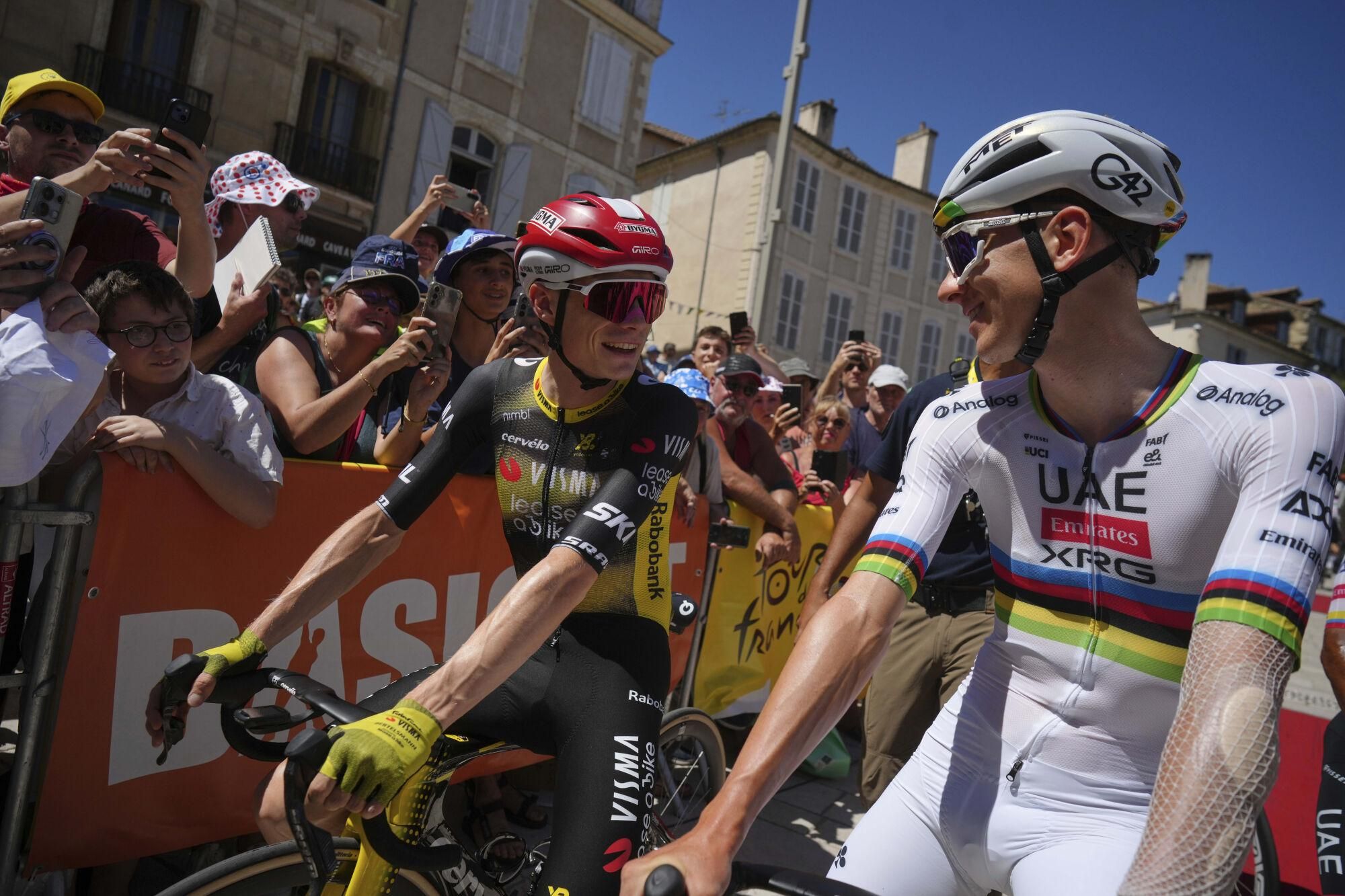 Denmark's Jonas Vingegaard, left, and Slovenia's Tadej Pogacar talk prior to the start of the twelfth stage of the Tour de France cycling race over 180.6 kilometers (112.2 miles) with start in Auch and finish in Hautacam, France, Thursday, July 17, 2025. (AP Photo/Thibault Camus) Associated Press/LaPresse. EDITORIAL USE ONLY/ONLY ITALY AND SPAIN