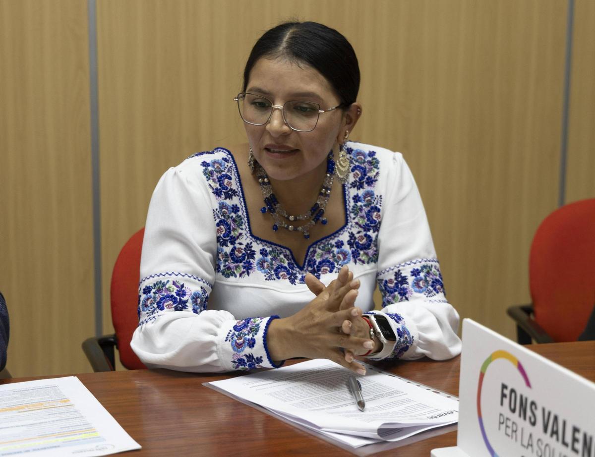 Ana Lucía Mayancela, de la Mancomunitat del Pueblo Cañari, interviene en el desayuno informativo.