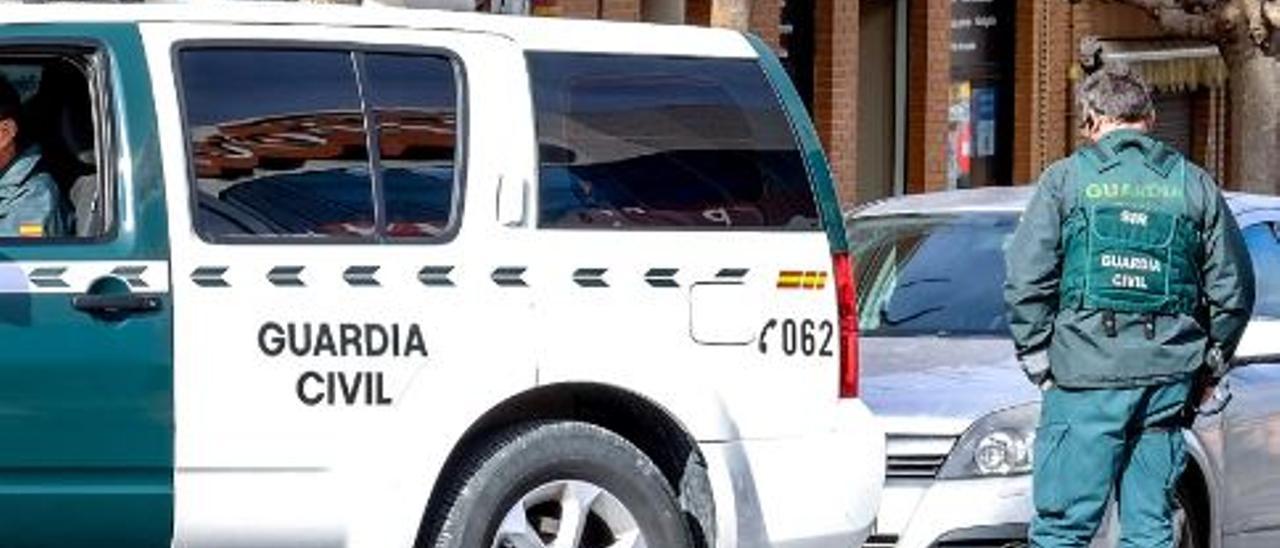 Agentes de la Guardia Civil en un dispositivo en Villena.