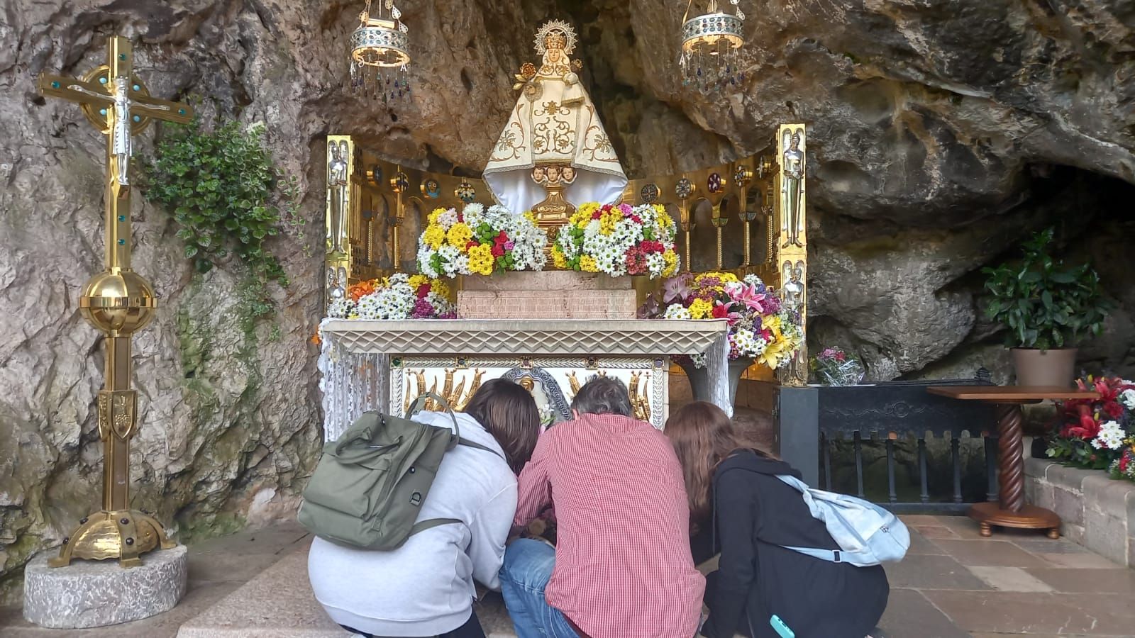 Un viaje a Covadonga por Erika, la niña de 14 años asesinada en Oviedo