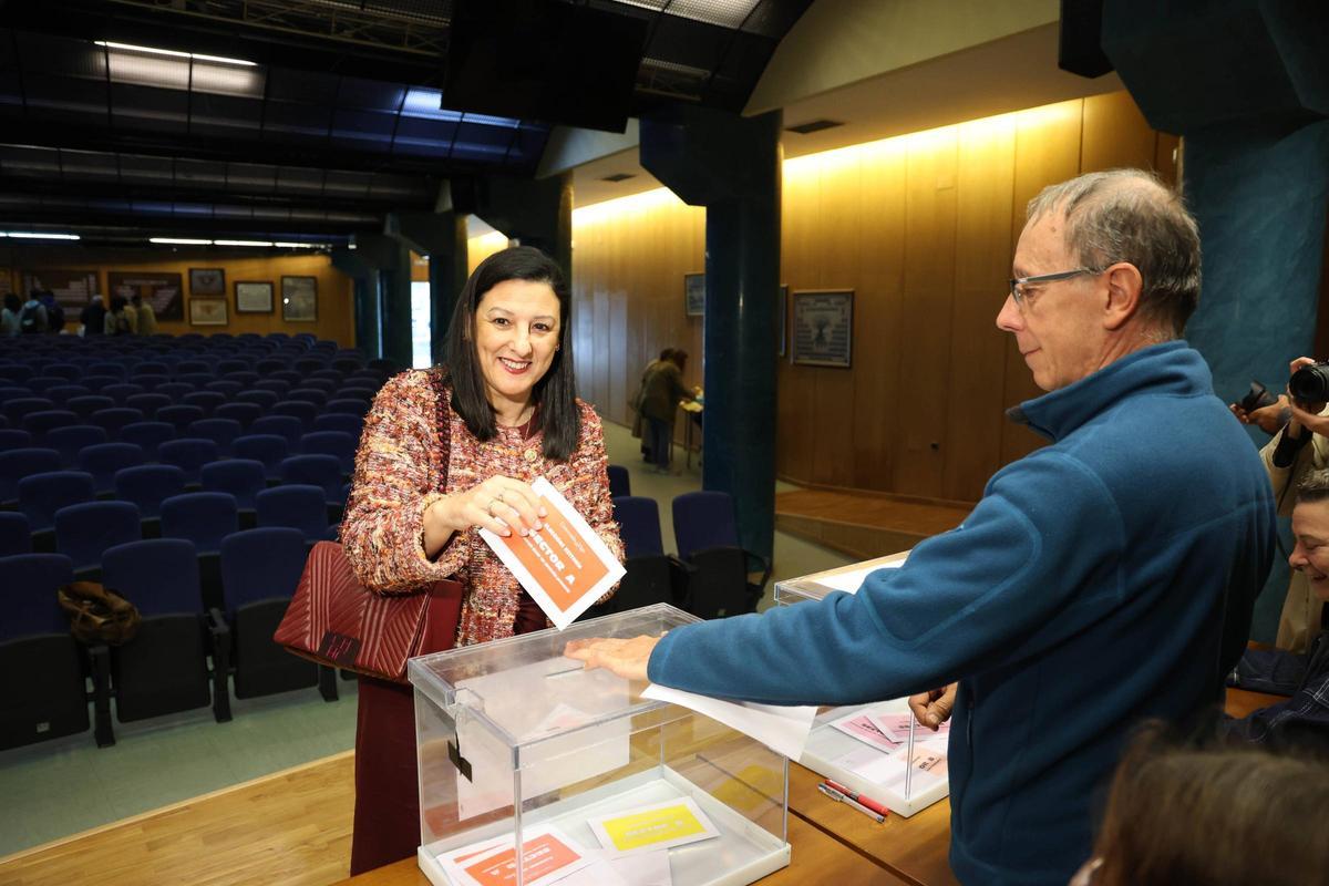 Belén Rubio, depositando su voto.