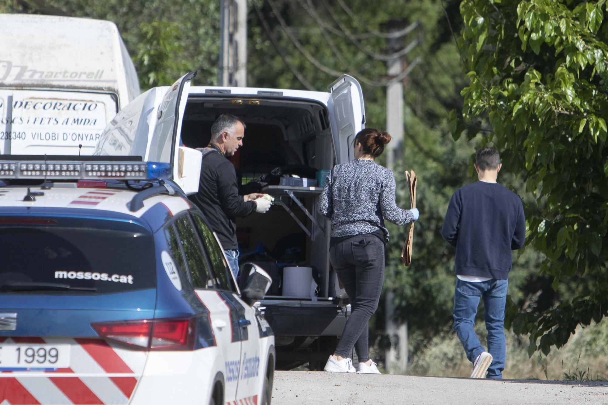 Uns encaputxats assalten i disparen un home en una nau de la Cellera