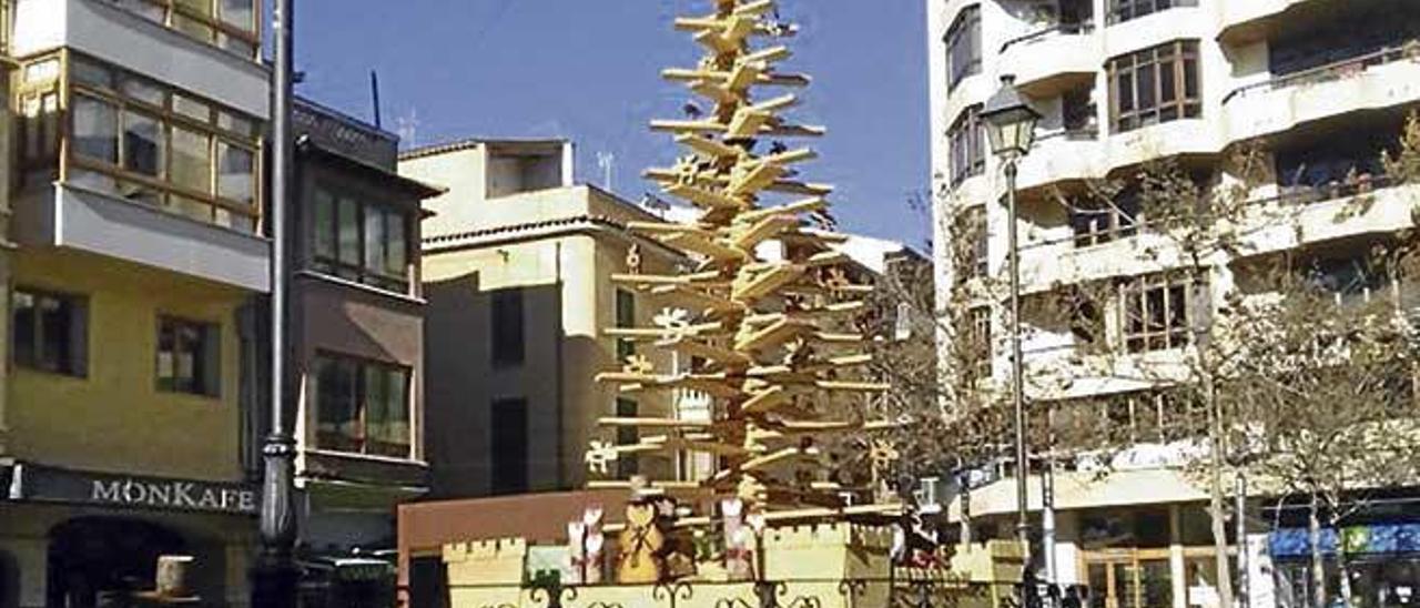 El árbol de navidad que ayer aún presidía la plaza.