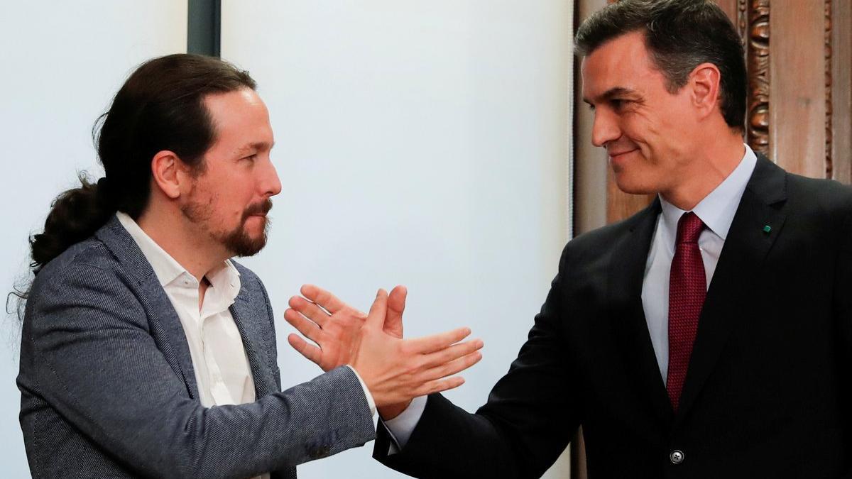Iglesias y Sánchez, tras firmar el acuerdo del Gobierno de coalición.