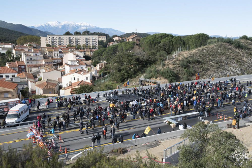 Una acció del Tsunami Democràtic talla l'AP-7 a la Jonquera