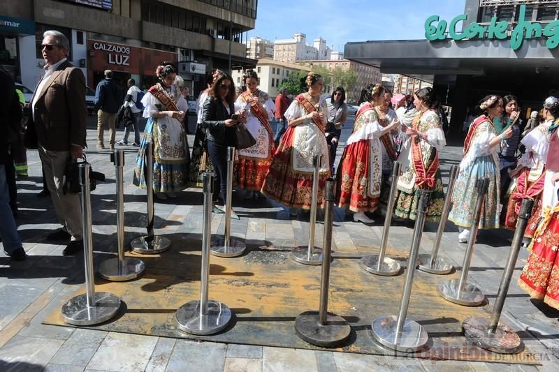 Concentración en la Avenida de la Libertad por la quema de la escultura floral