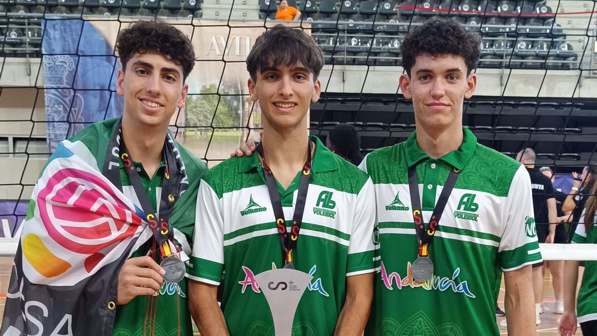 Pablo Luna, Rafa Sierra y Germán Quintero, con el trofeo de la selección andaluza cadete masculina.