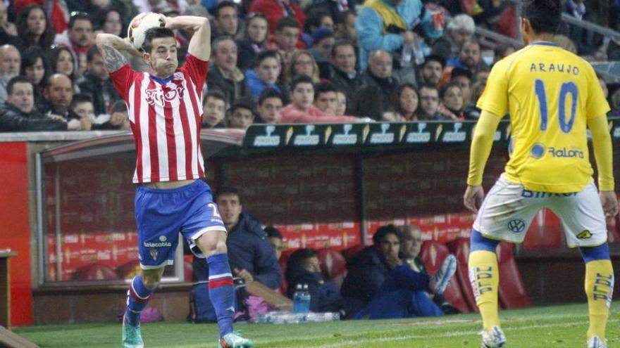 Luis Hernández saca de banda en el encuentro ante Las Palmas.