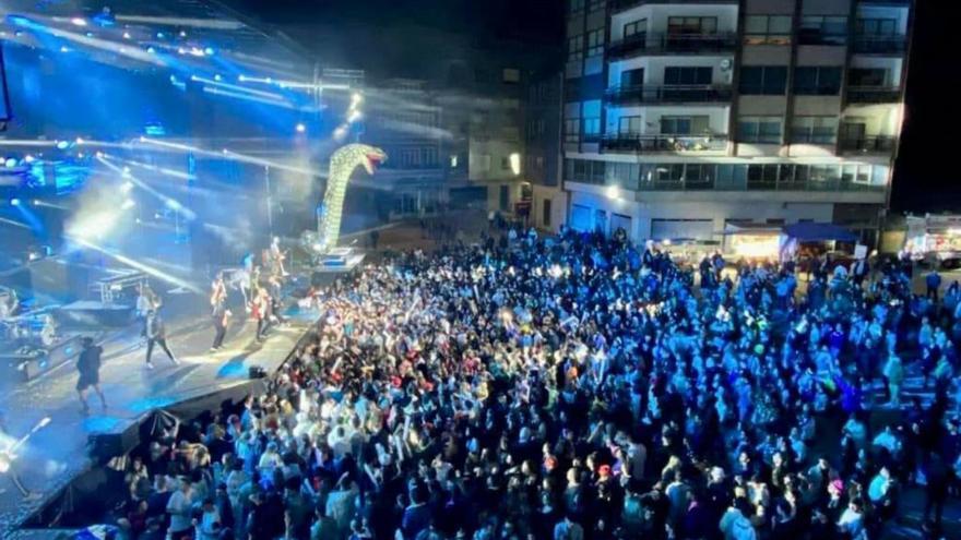 Actuación de la orquesta Panorama en las Festas de San Paio de A Estrada en el 2022.