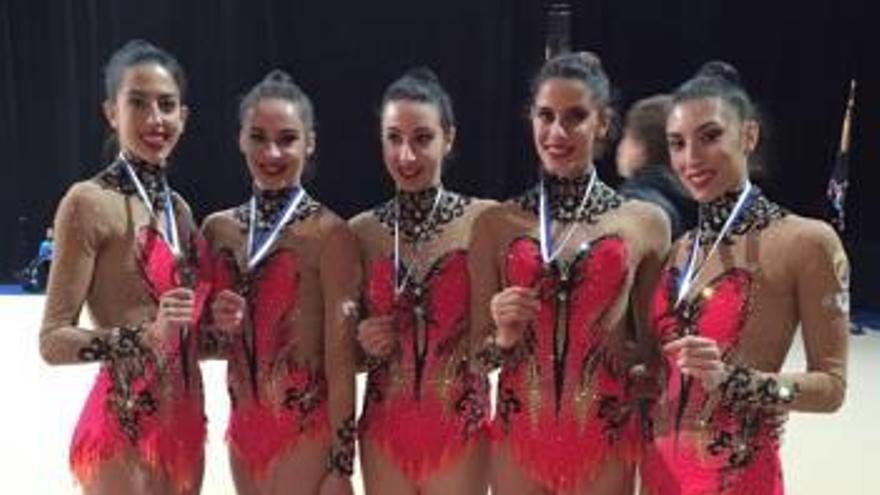 Quereda, la primera por la izquierda, con el resto de gimnastas de la selección.