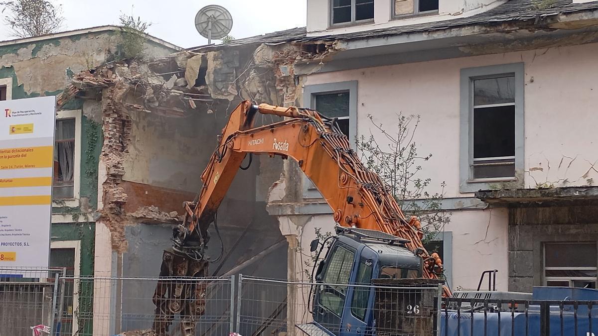 Una pala derruyendo el antiguo colegio de La Salle de Turón.