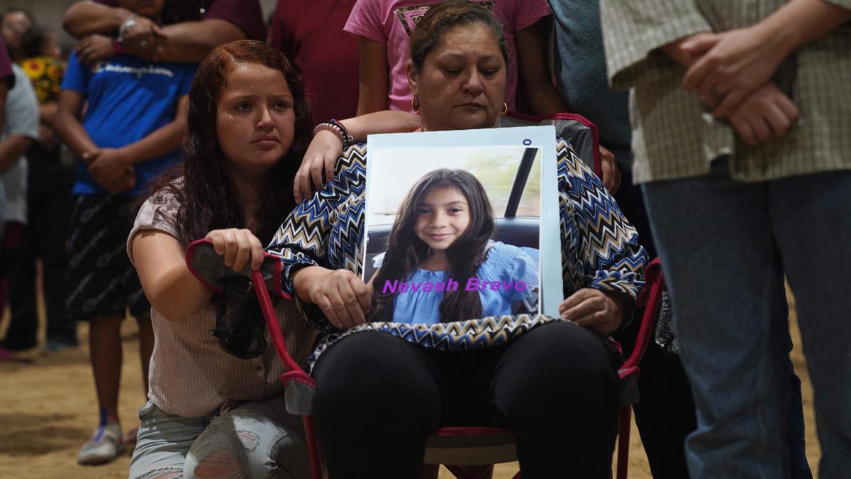 Una mujer sostiene la foto de Nevaeh Bravo, una de las jóvenes que resultó muerta en el tiroteo de Texas, durante una ceremonia en memoria de las víctimas en Uvalde, Texas
