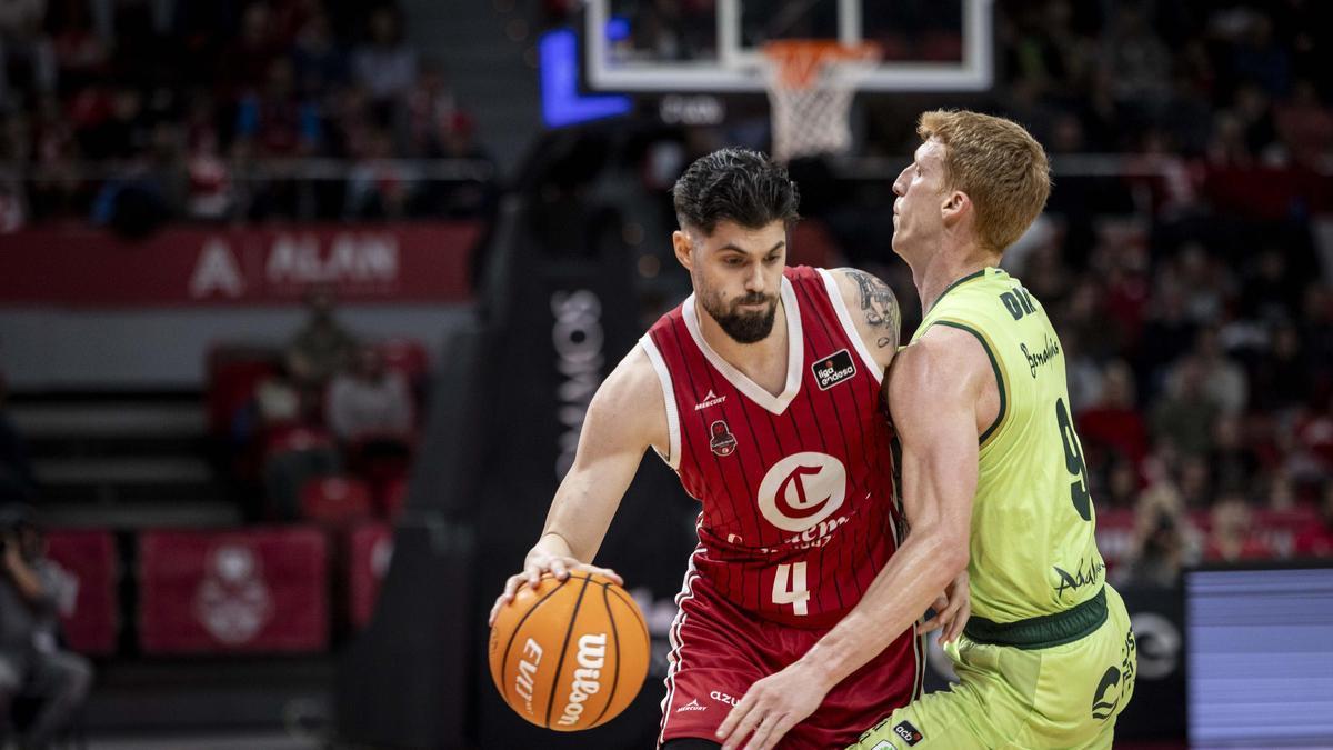 Santi Yusta, defendido por Alberto Díaz, en el duelo frente al Unicaja.