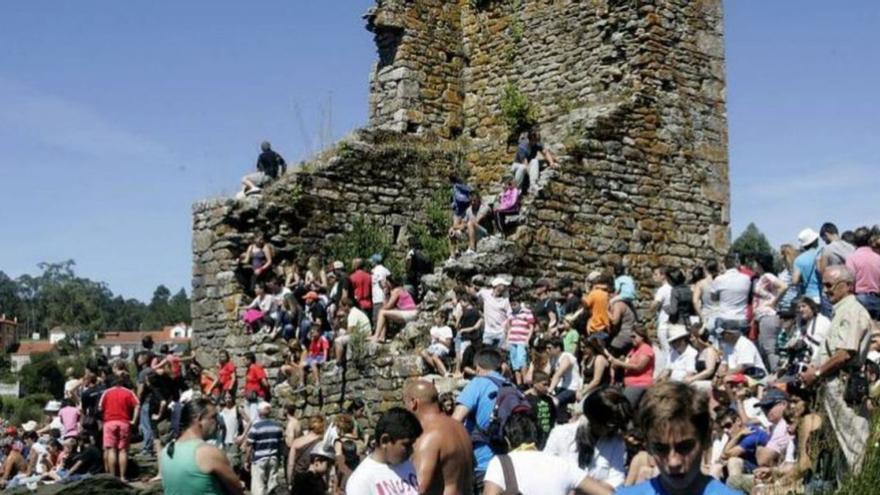 Escaladores en las Torres de Catoira y pintadas en el faro de Corrubedo: SOS por el patrimonio