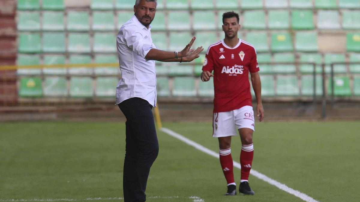 Gustavo Munúa, dando instrucciones en el partido ante el Mérida