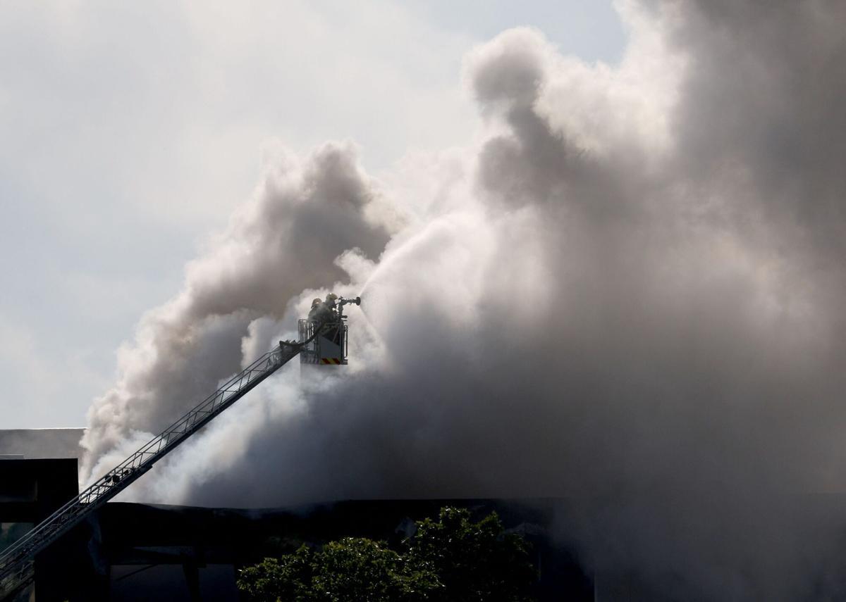 Una imagen tomada el 10 de mayo de 2025 muestra una columna de humo saliendo de un almacén de productos de limpieza para piscinas en la ciudad costera de Vilanova i la Geltrú, al sur de Barcelona. Las autoridades españolas instaron a más de 160.000 personas cerca de Barcelona a permanecer en sus casas el 10 de mayo después de que un incendio en una nave industrial liberara una nube tóxica de cloro sobre una amplia zona.