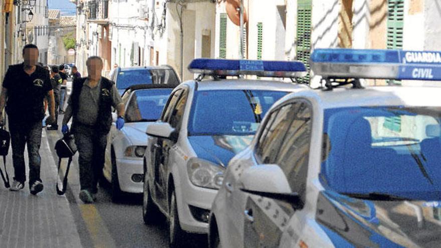 Dos guardias civiles salen de la vivienda ayer en Felanitx.