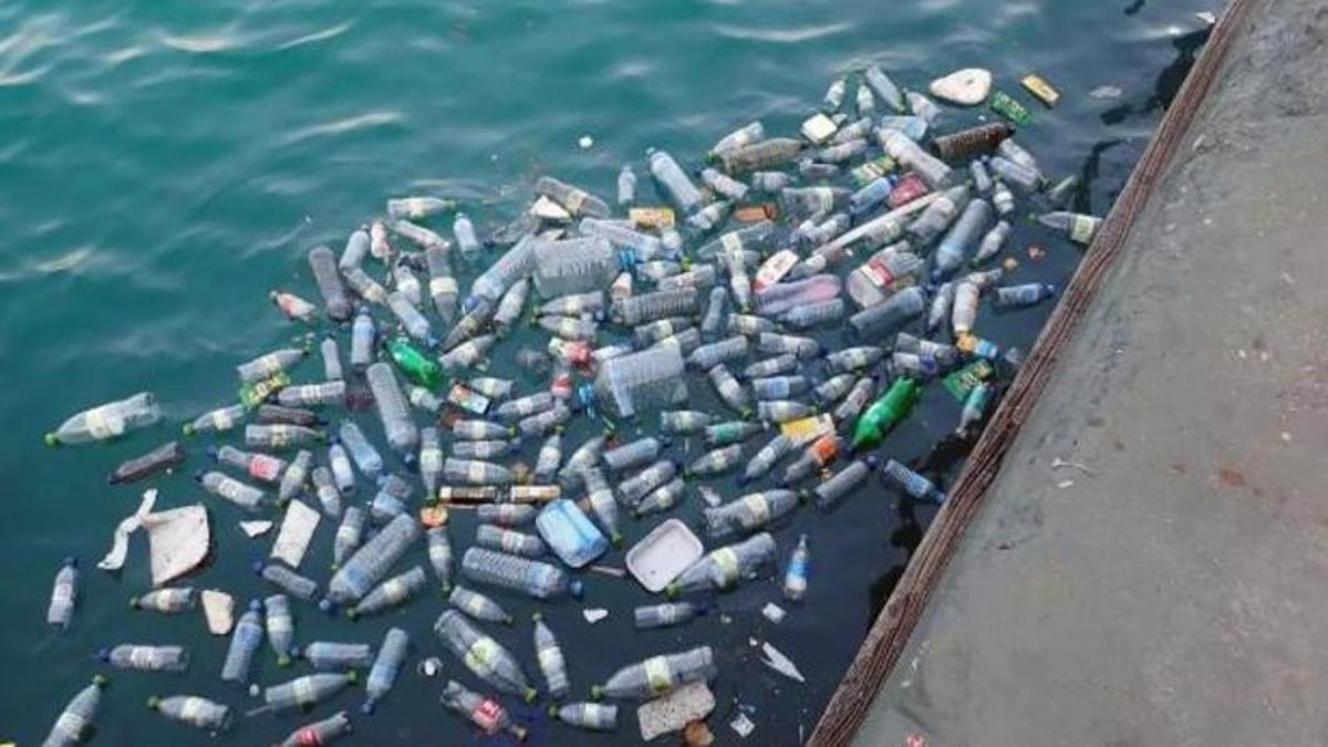 Botelles de plàstic al mar