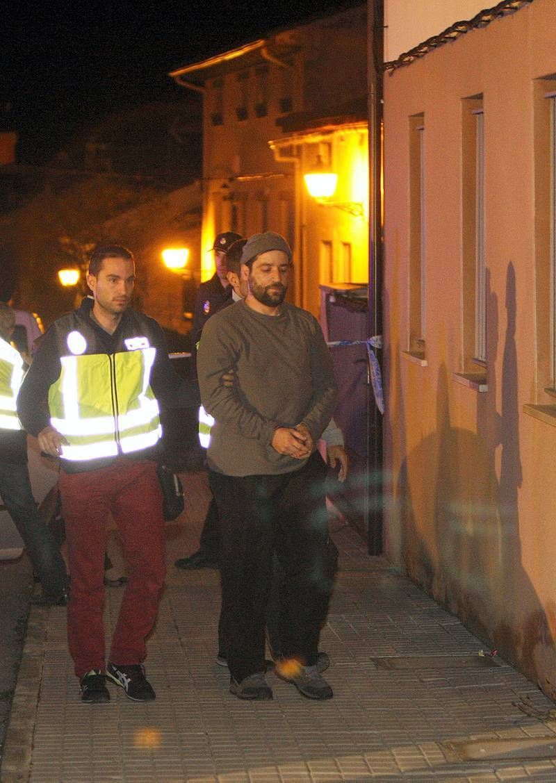 Un turolense estrella su coche contra la sede del PP en Madrid