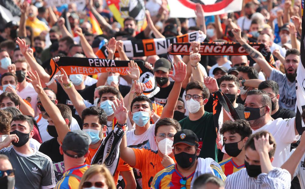 Manifestación de la Afición del Valencia contra Peter Lim