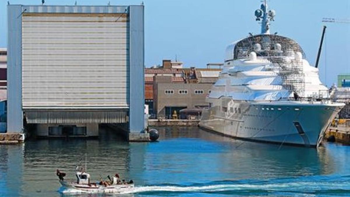 El 'Eclipse', de Roman Abramovich, de 162 metros, en el varadero del Port Vell.