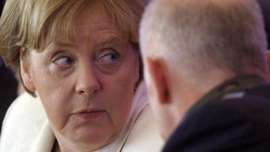 Angela Merkel y, de espaldas, Yorgos Papandreu.