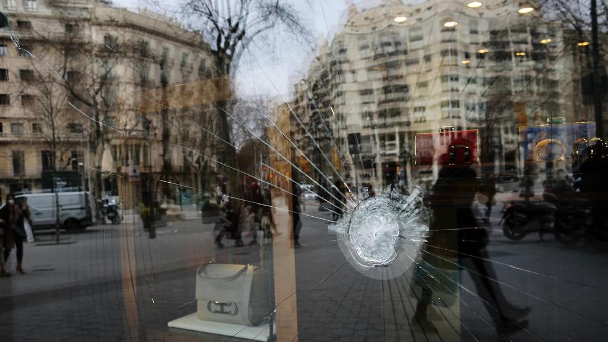 Escaparate roto en los ataques vandálicos producidos tras las movilizaciones de hace unos días en el paseo de Gràcia.