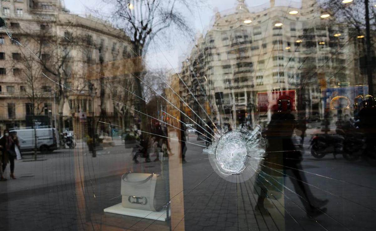 Escaparate roto en los ataques vandálicos producidos tras las movilizaciones de hace unos días en el paseo de Gràcia.