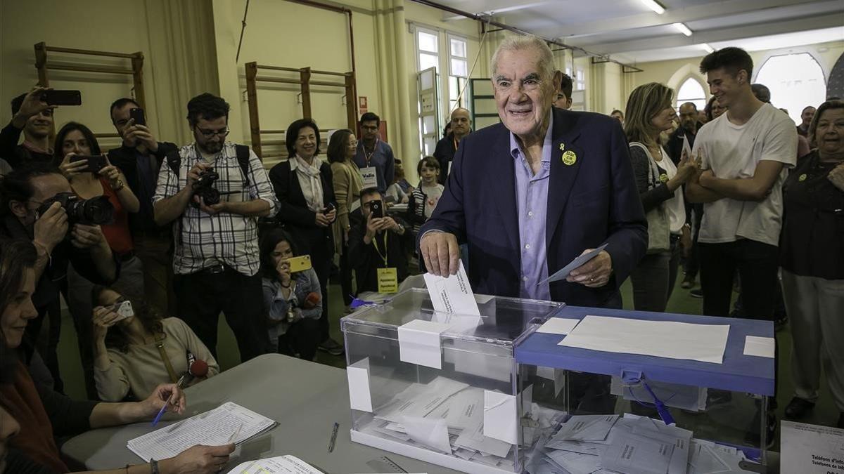 Ernest Maragall, este domingo, votando en su colegio electoral de Gràcia.