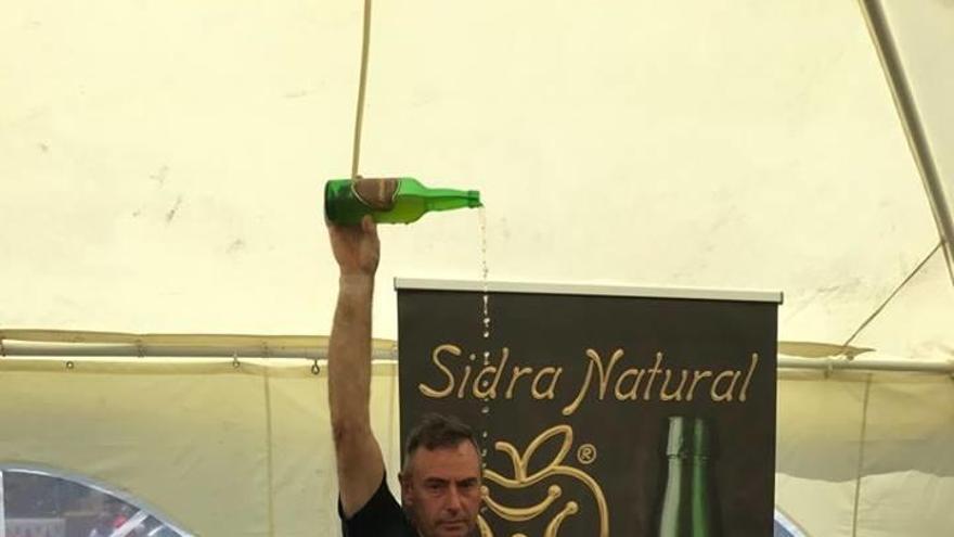 Jesús Gómez Solórzano, escanciando una botella en la fiesta de la sidra de Comillas.