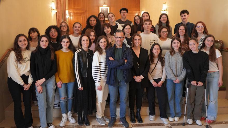 Un grupo de estudiantes franceses de intercambio con el IES l&#039;Estació visitan el Ayuntamiento de Ontinyent