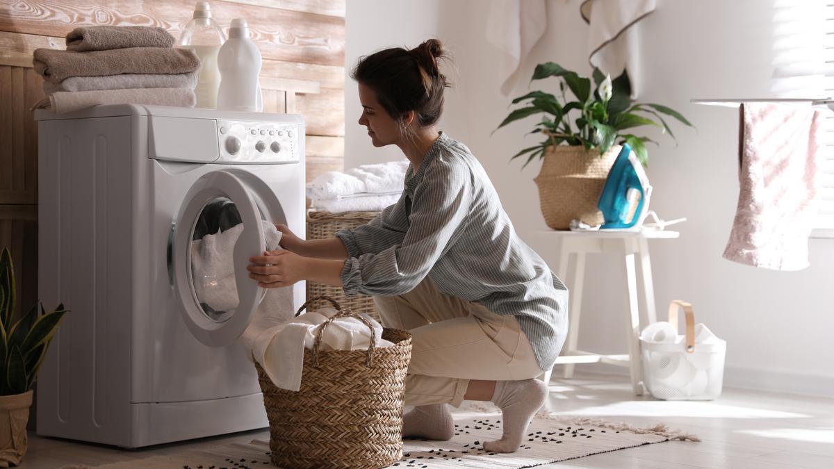 Los consejos de la OCU para limpiar la lavadora y evitar mal olor y  suciedad en la ropa