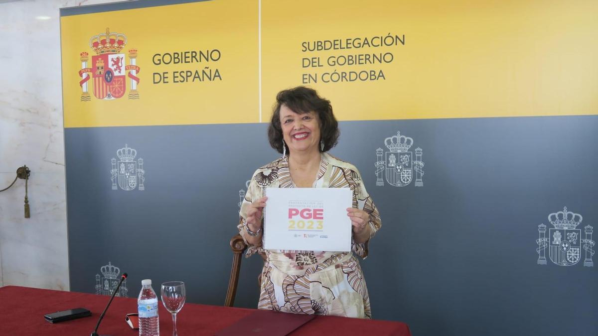 Rafaela Valenzuela muestra el documento de los Presupuestos Generales del Estado.