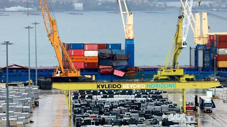 El mercante «María Francisca» llega a Vigo con un espectacular corrimiento de carga causado por el fuerte oleaje