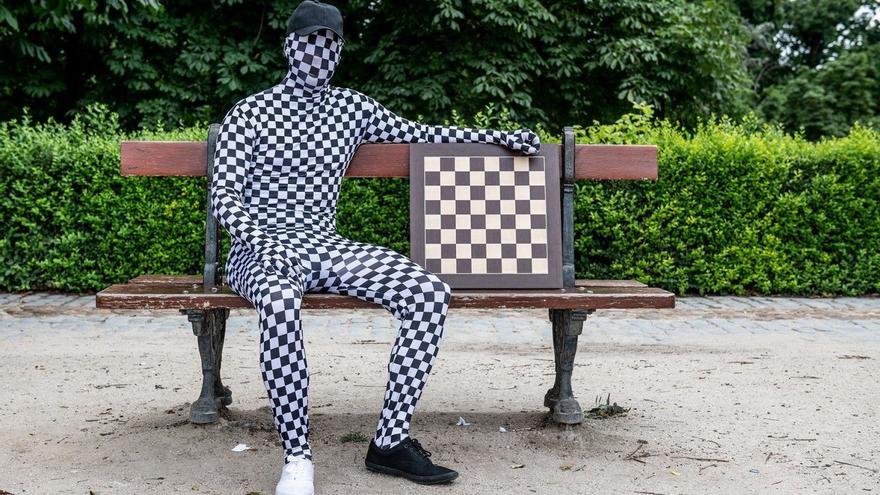 Rey Enigma, el divulgador del ajedrez enmascarado, acude a Tecnológica Santa Cruz